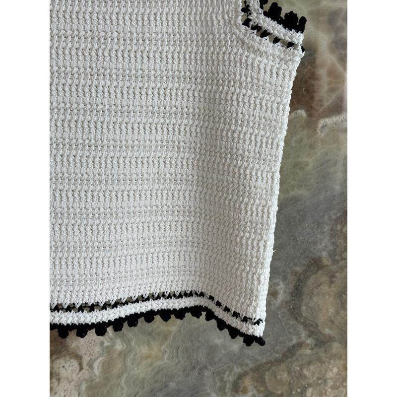 The Arc de Triomphe logo design is simple and elegant, with a sleeveless design, black lace, and exquisite crochet work. The vest is available in stock for immediate delivery