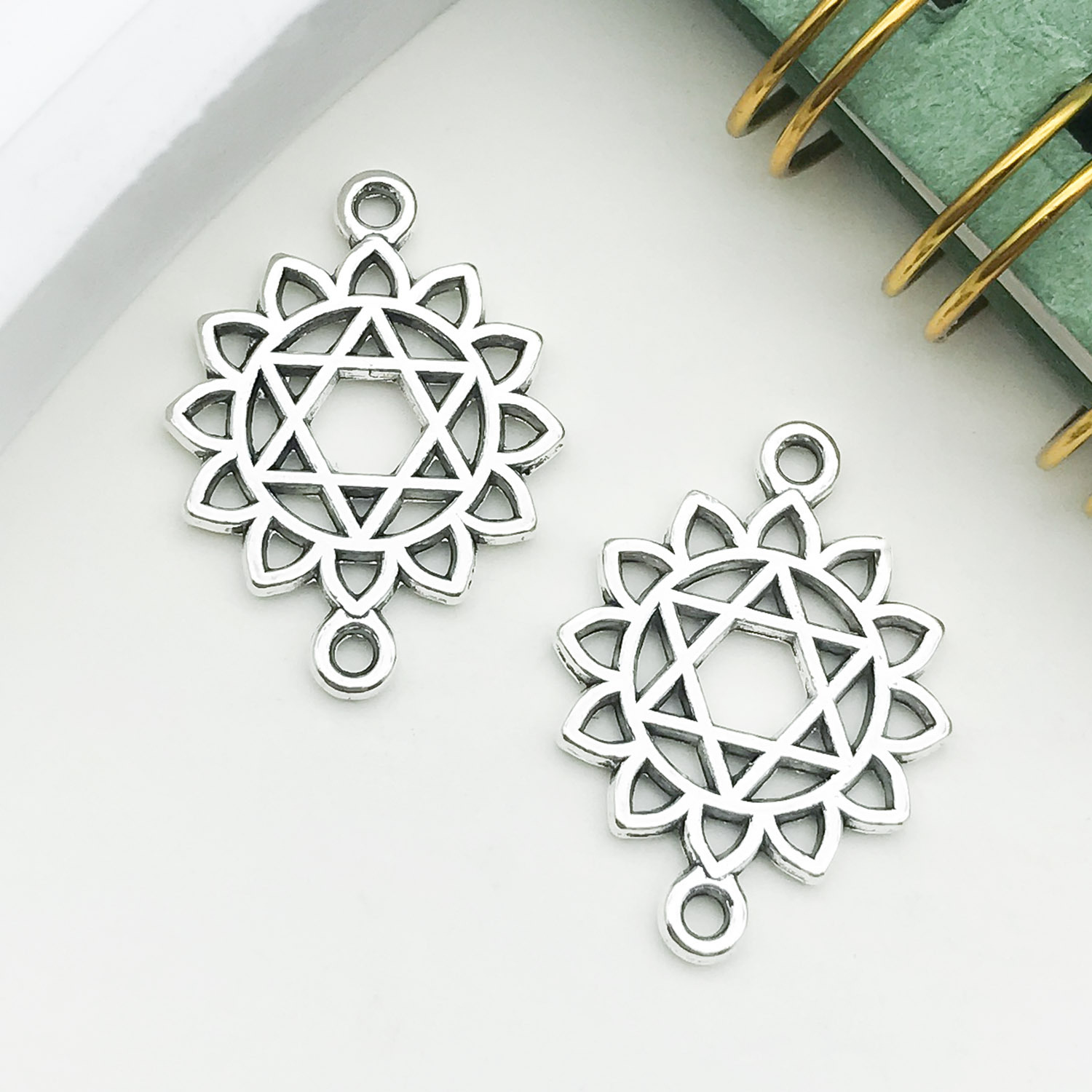 Mezclado 35 nudo chino colgante celta flor aleación pequeño colgante creativo DIY joyería accesorios llavero