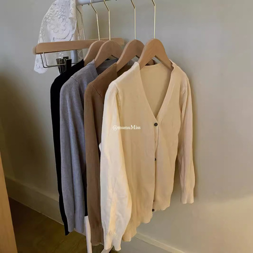 Cozy and Luxurious Knit V-Neck Cardigan for Women - Perfect for Autumn and Winter, Loose Fit, Short Sleeve, Easy to Layer, Versatile French and Korean Style, Light Beige