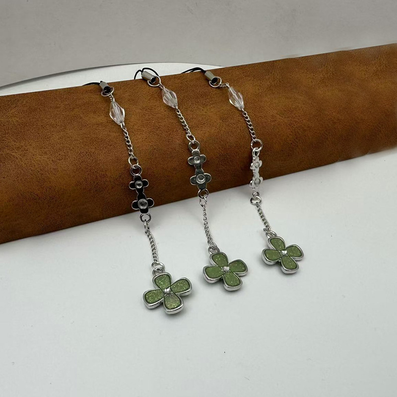 I really want to tell you about the four-leaf clover mobile phone lanyard, black swamp and crystal, the same four-leaf clover pendant.