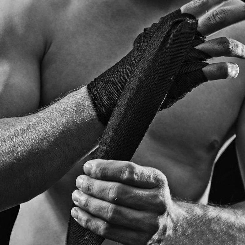 2.5メートルのボクシングバンドのタイ拳の男女の成人は格闘します。|undefined