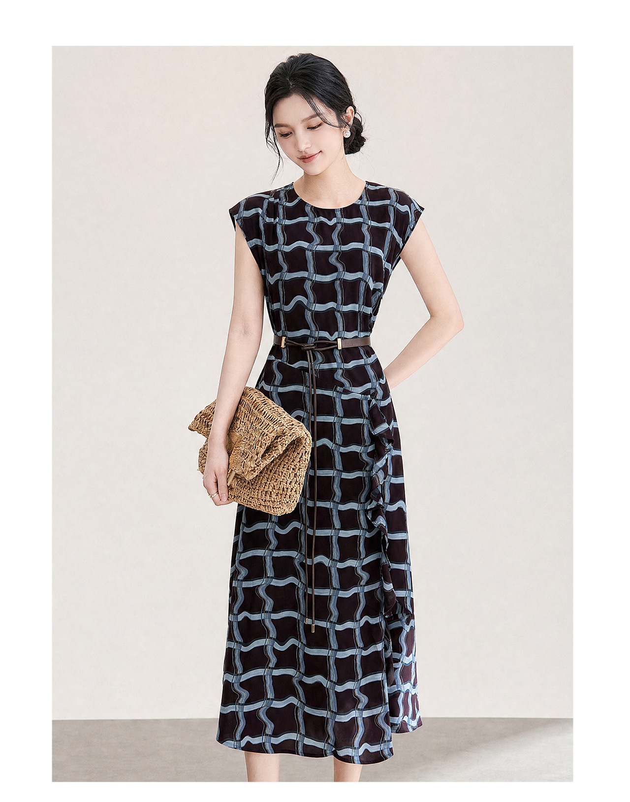 Đầm maxi nữ cổ điển họa tiết kẻ ô vuông, không tay, eo thắt dây, dáng suông dài — xanh lam chi tiết 16