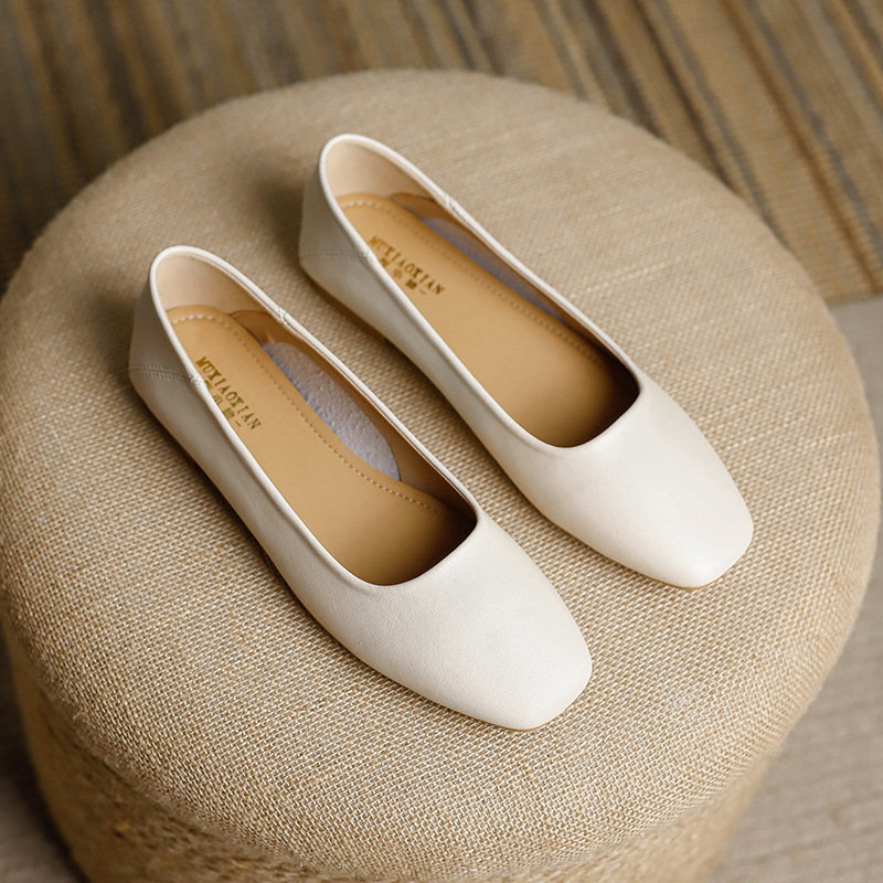 밀크 신발 여성용 플랫 싱글 레이어 신발 2024 새로운 얕은 입 부드러운 바닥 레이디 슈즈 프랑스 이브닝 스타일 원피스 틈새 용 대형 신발