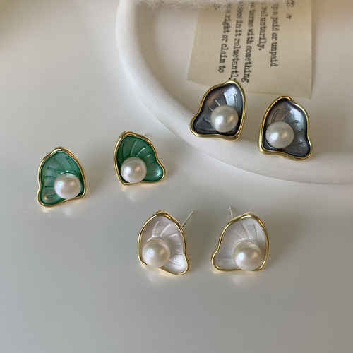 Scallop earrings, high-end women's 925 silver needle earrings, natural freshwater pearls, fashionable luxury niche design earrings