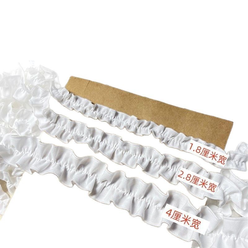 小さめサイズの白い綿縁飾り付きレトロな服の裾、ロリータ風綿生地の白いホームウェア、花飾りの付属品