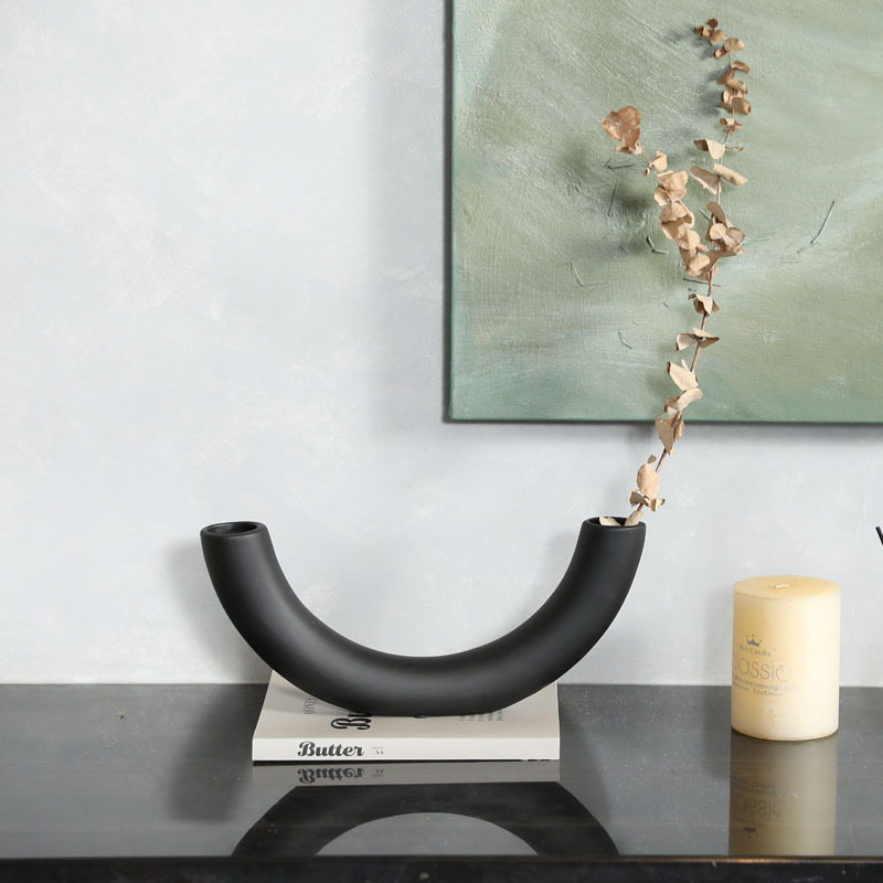 Vaso de cerámica simple en blanco y negro decorativo estilo retro ornamentos de geometría irregular vasos de flores especiales