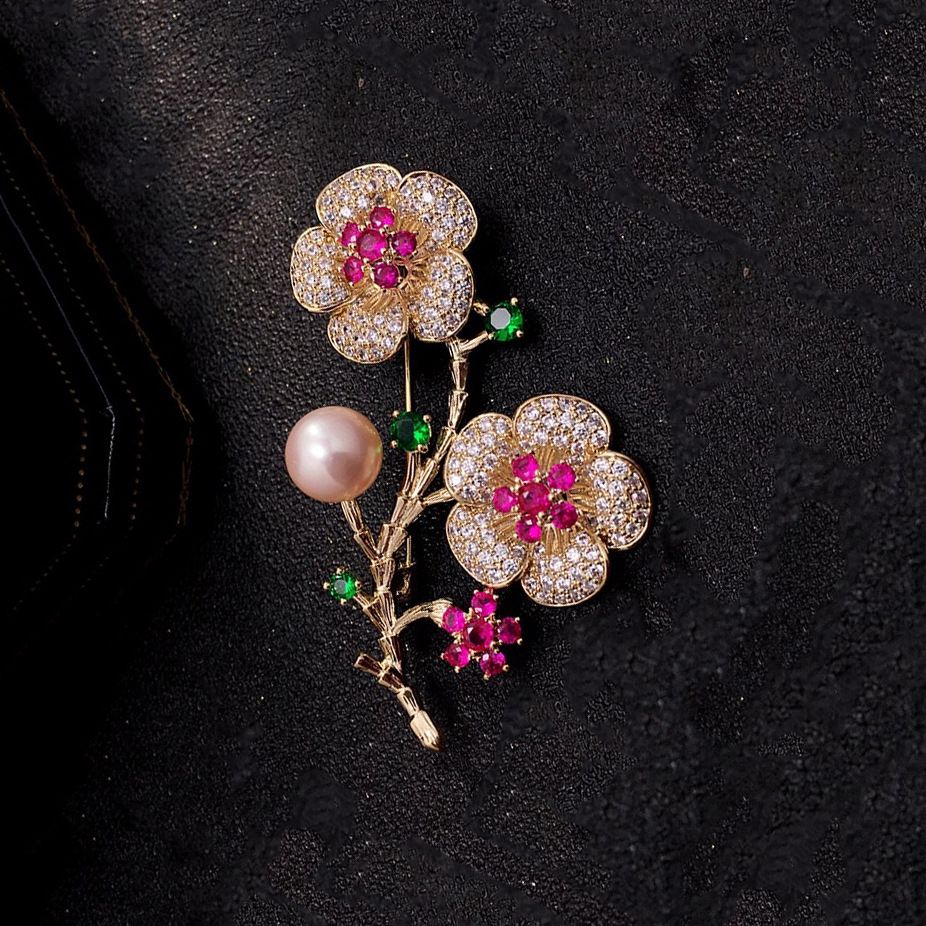 Spilla gioiello perla fiore di pesco, elegante spilla floreale_voghion.com