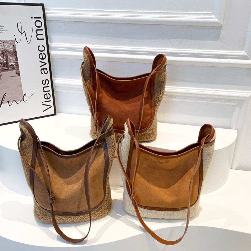 Retro tela esmerizada bolso de cubo de agua mujer 2025 nuevo nicho de moda cordero gran capacidad mochila de hombro