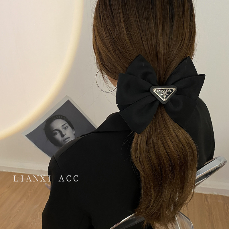 P Brand's New Inverted Triangle Retro Elegant Bow Hair Clip, Forest-Style Socialite Temperament Top Clip, Back-Of-The-Head Spring Clip
