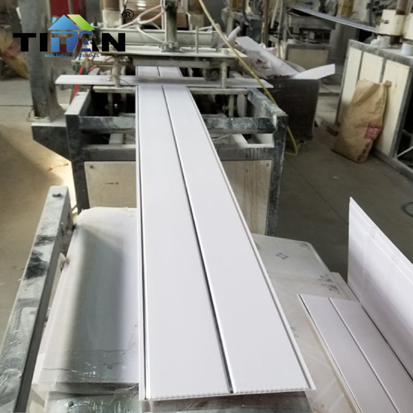 Azulejos de techo La fábrica de techos de PVC produce paneles de techo de plástico