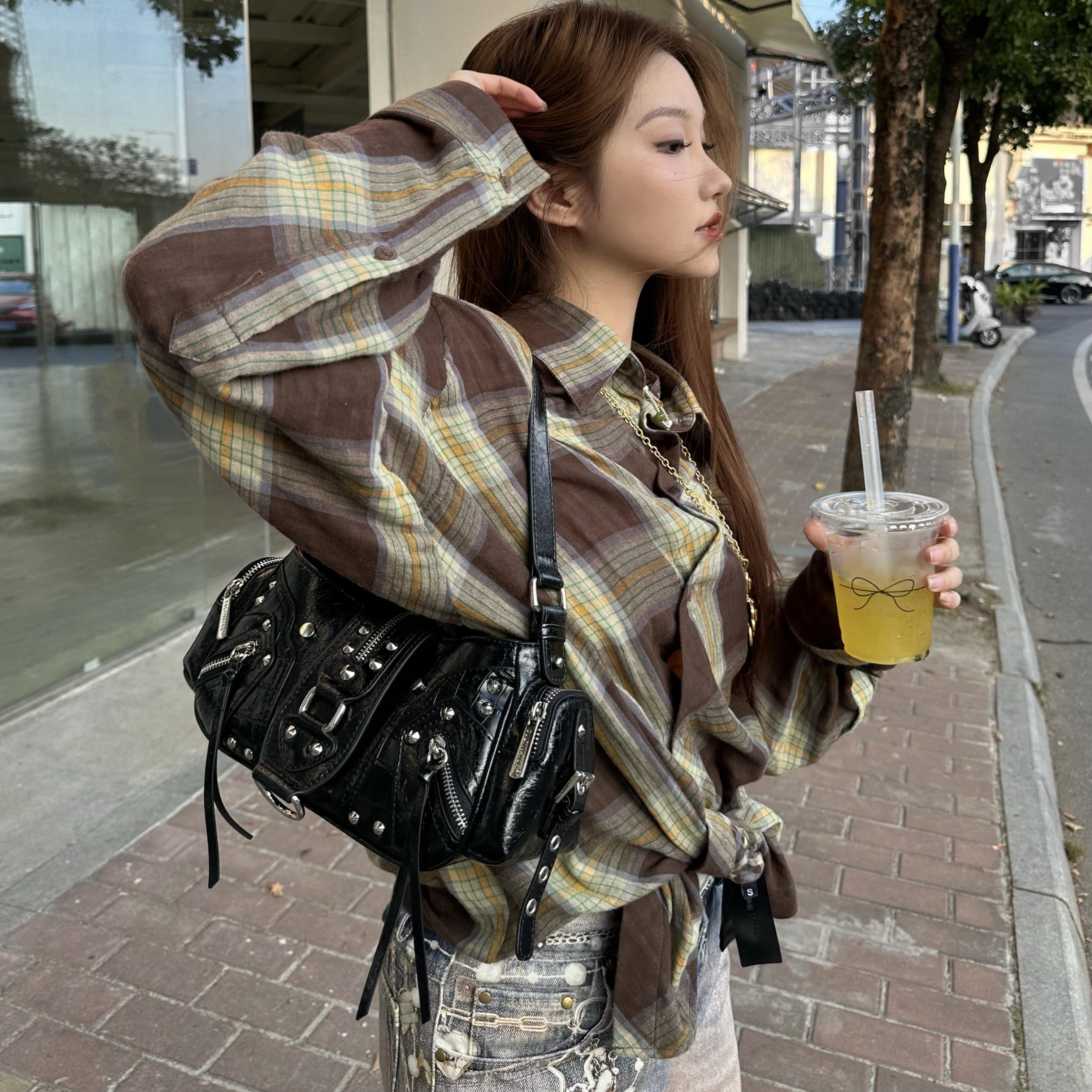 Nicho de diseño de chicas calientes retro Y2K cera de aceite de cuero hombro mochila de locomotiva brazalete de invierno nueva bolsa de hombro de mujer