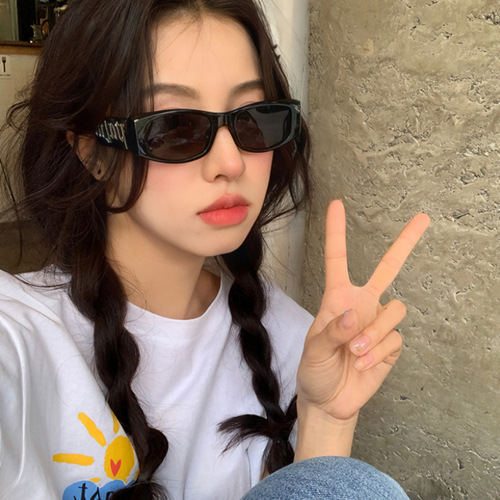 New pink small-frame sunglasses for women, high-end European and American cross-border letter sunglasses for men, square-frame personalized retro glasses