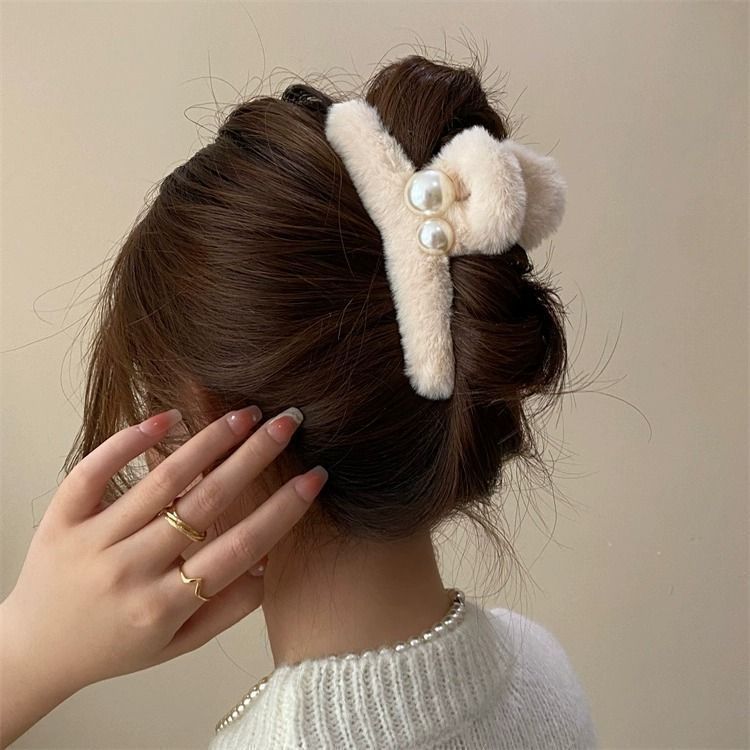 Women's Sweet Solid Color Plush Pearl Hair Claws display picture 1
