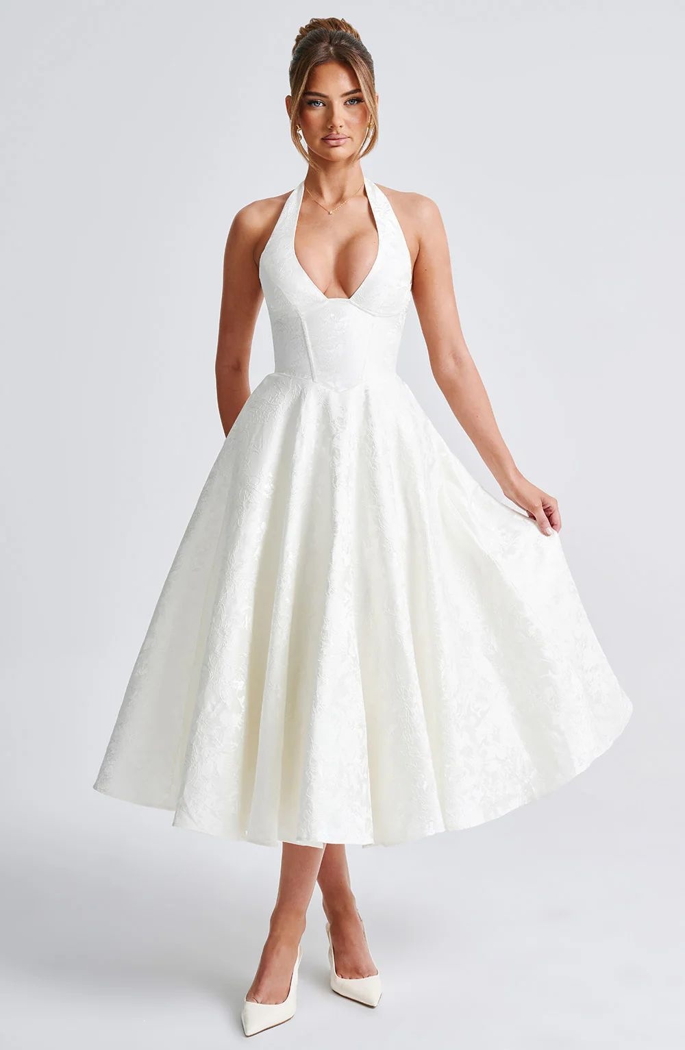 Vestido de noite elegante com decote em v e alças halter_voghion.com