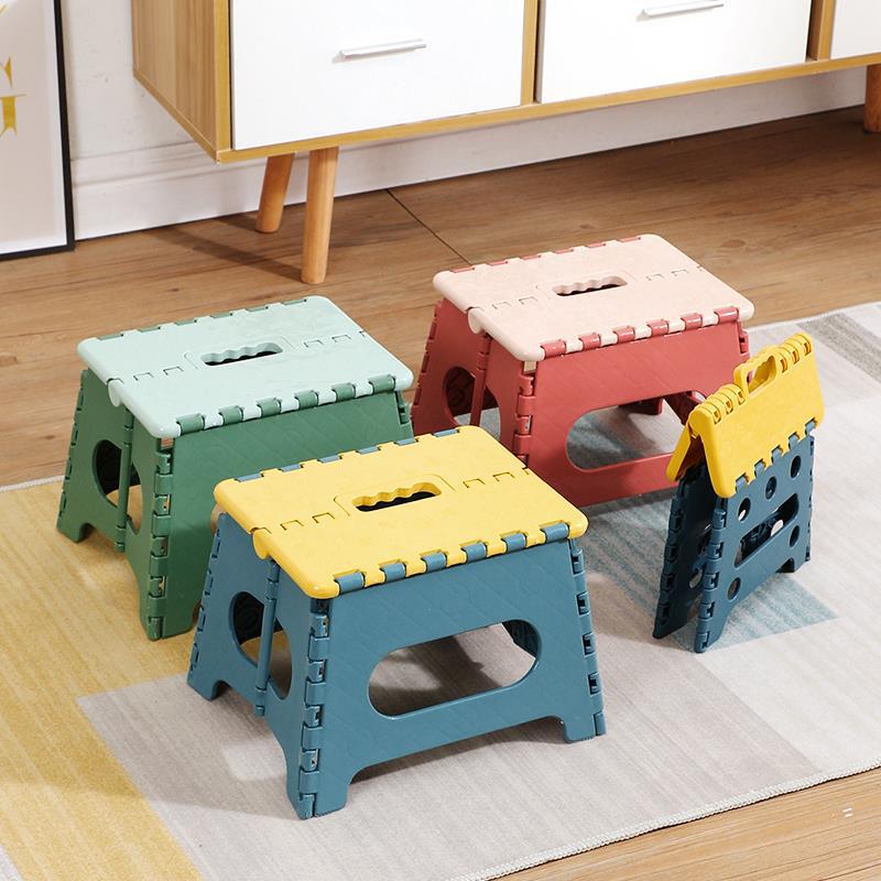 Taburete plegable portátil de plástico, reforzado, ahorro de espacio, ideal para hogar y actividades al aire libre, ligero y resistente.