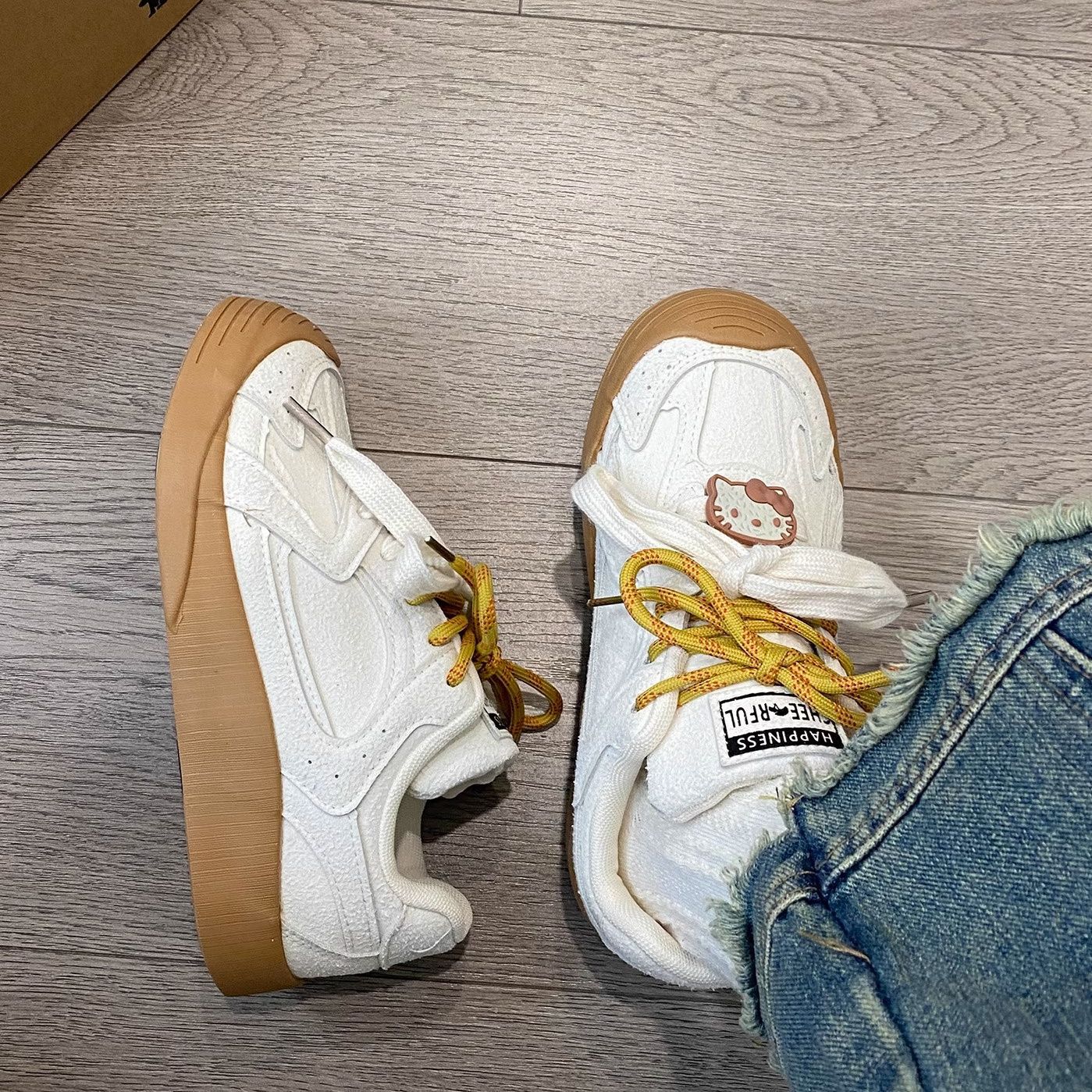 Pequeños zapatos blancos para mujeres 2024 nuevos zapatos de entrenamiento de cabeza redonda de estilo universal chic nicho diseño de zapatos de skate casuales para estudiantes