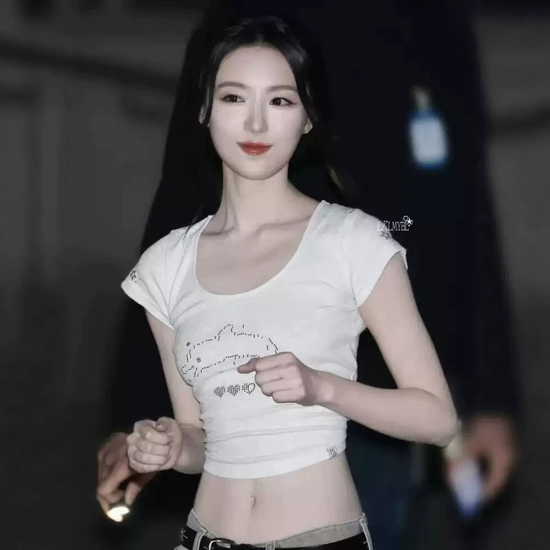 Ye Shuhua's same style white rhinestone dolphin short-sleeve t-shirt for women, stylish short sexy jeans, new design Ye Shuhua's same style white rhinestone dolphin short-sleeve t-shirt for women, stylish short sexy jeans, new design