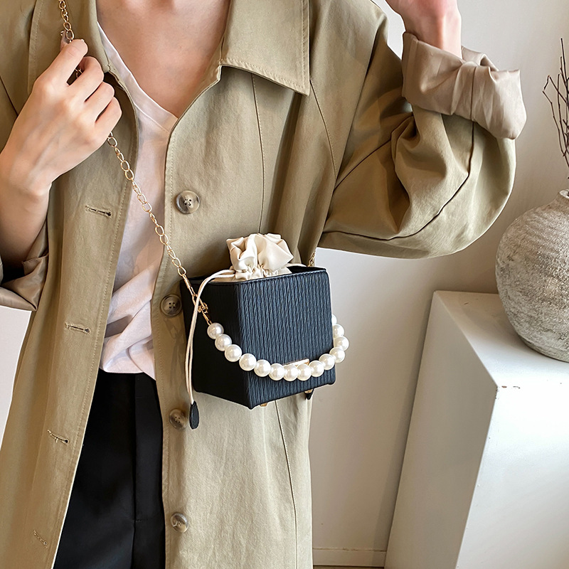 Una pequeña cadena de viento de fragancia tejida simple mochila casual, estilo de viaje coreano mini bolso de cubo, bolso de perla