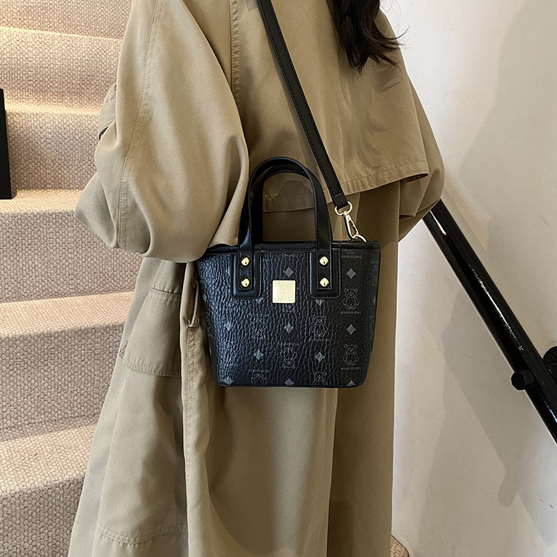 Bolso de cubo portátil 2024 Bolso popular de estilo caliente de este año para mujer, otoño e invierno, nuevo bolso de mensajero de moda para mujer