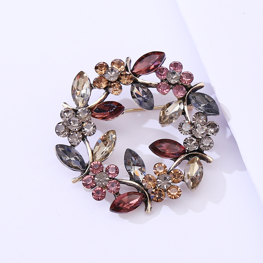 Broche branche d'olivier en forme de branche d'olivier, ornée de cristaux et de diamants, style coréen. Accessoires de mode disponibles en stock et en vente à l'unité._voghion.com