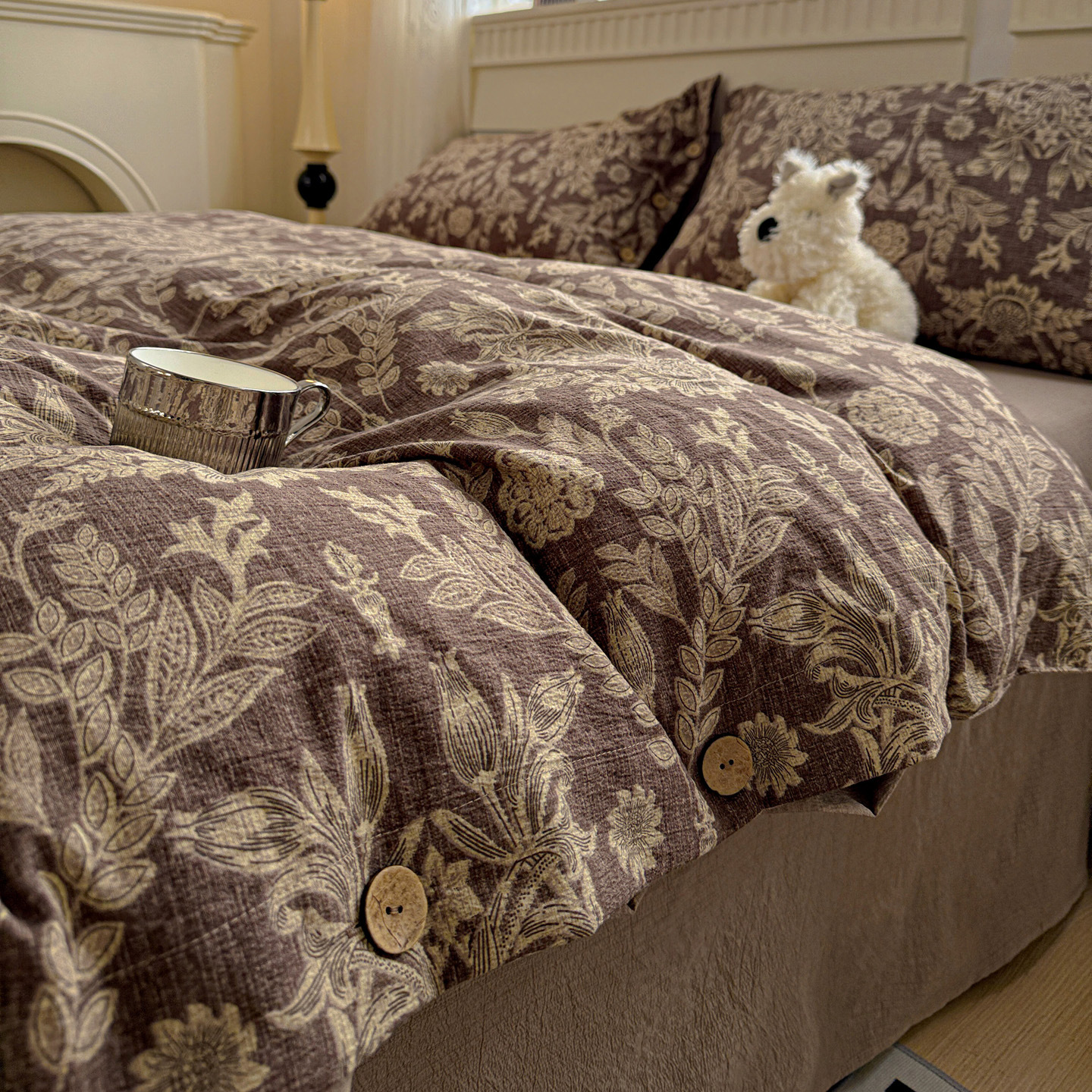 Classe A algodón bruto lino de cuatro piezas retrógrado botones de flores sábanas de algodón cubierta de cama de tres piezas conjunto de ropa de cama