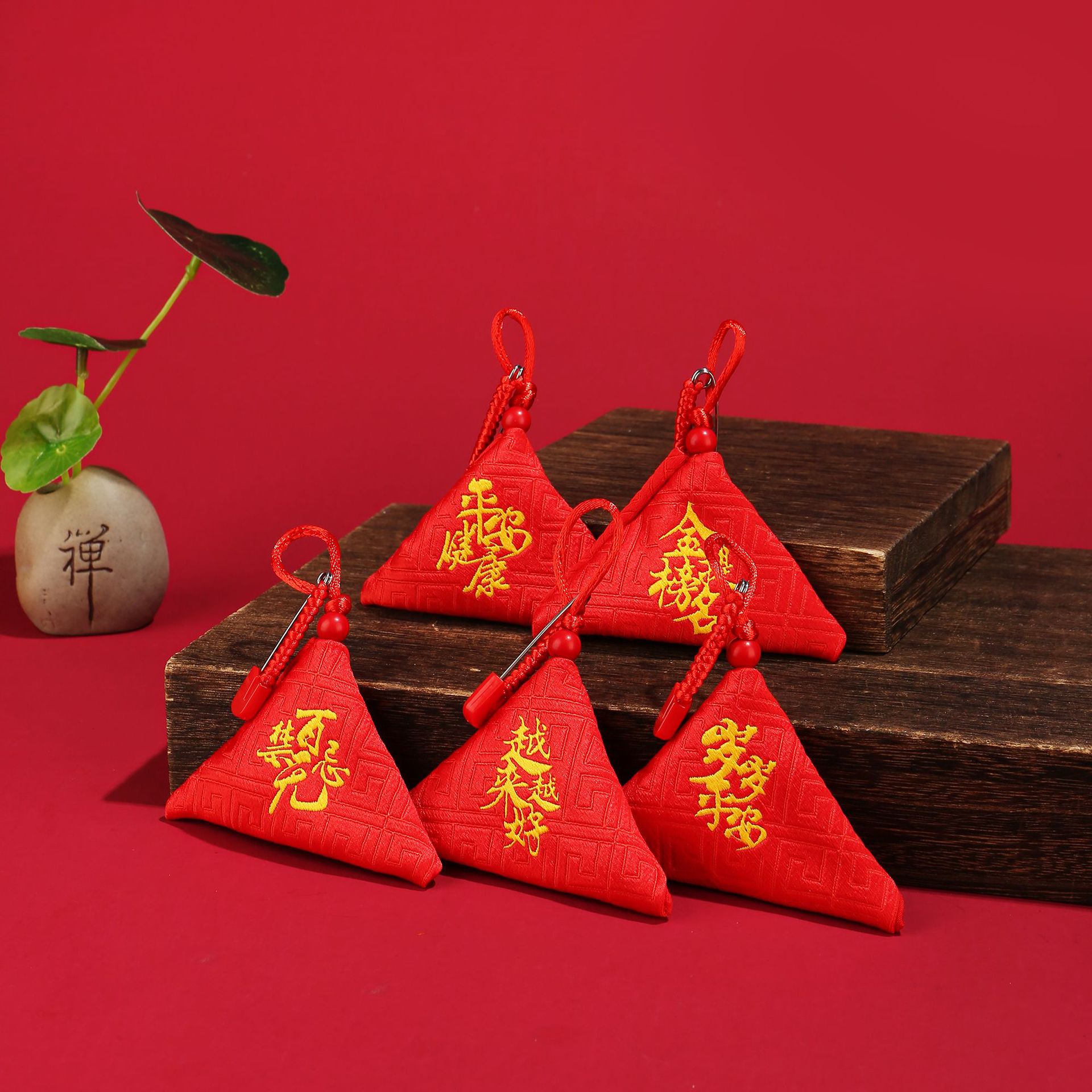 红色三角包祈福袋 刺绣 祈福 符袋 幼儿胎发护身符 香囊香包批发
