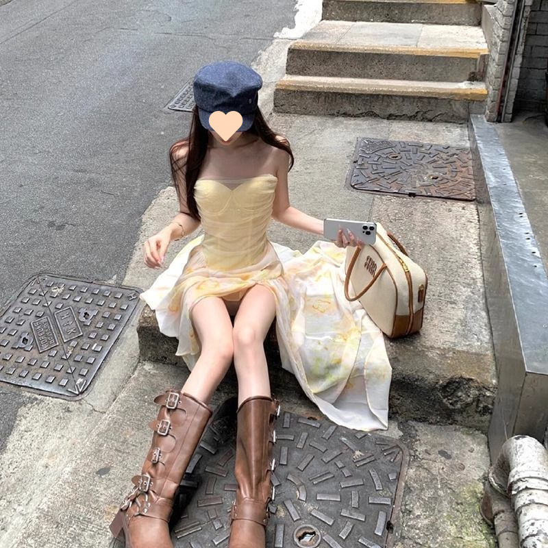 フランスの仙人の絶美の胸を拭くストラップワンピース海辺のリゾート風は腰の黄色の花の長いスカートのタイを収めて着ます。|undefined
