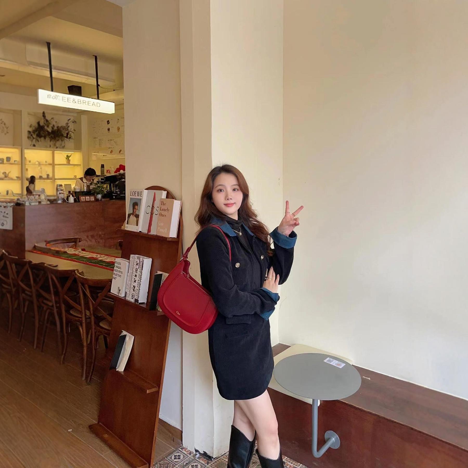 틈새 디자인 클로스 새로운 2024 가죽 빈티지 안장 가방 레드 웨딩 신부 가방 여성용 어깨 크로스 바디 백