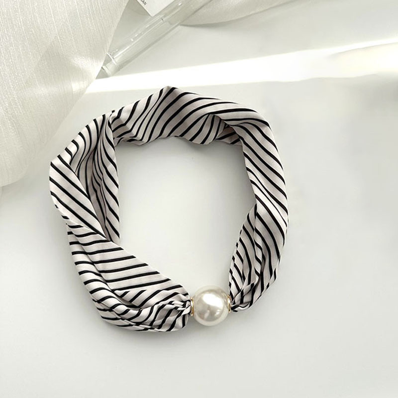 Pañuelo de seda para mujer primavera y verano 2024 nuevo collar de hebilla de succión magnética de perlas de alto nivel de nicho