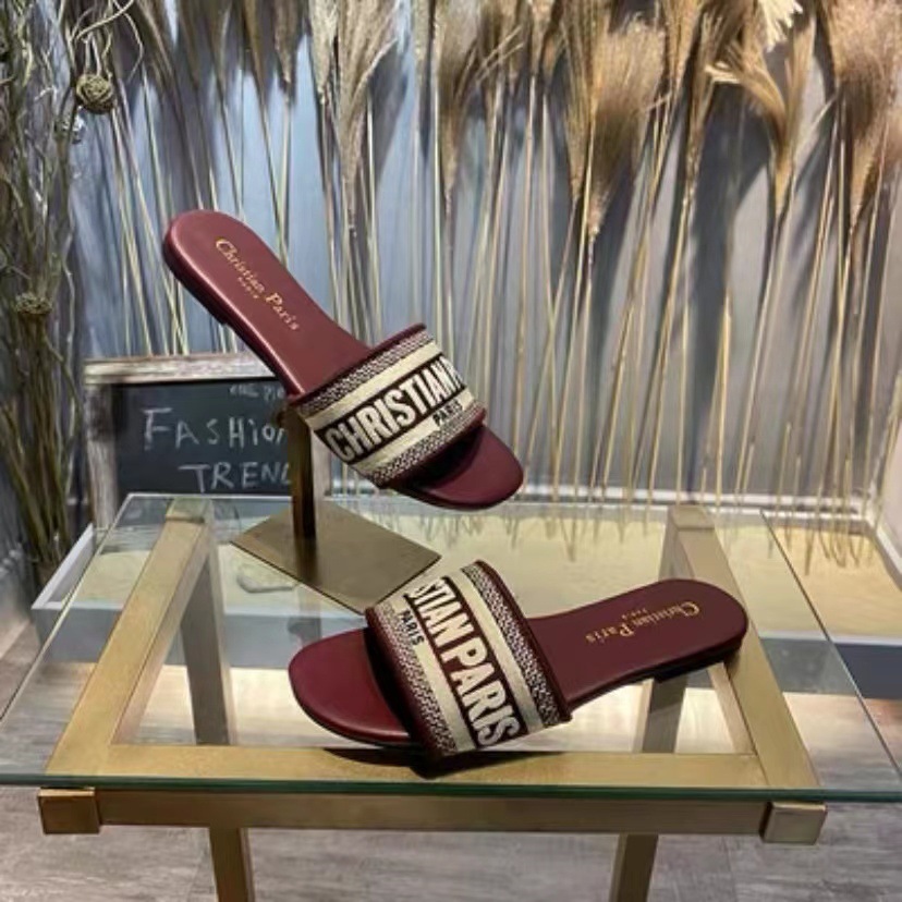 Zapatillas bordadas de marca D para mujer, ropa de verano al aire libre, sandalias deslizantes con correa de playa de cuero genuino informales de tacón grueso plano de moda para mujer.