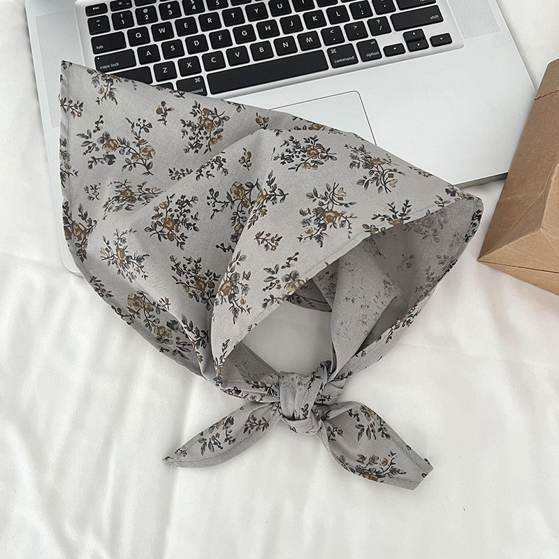 Flores trituradas bufandas de triángulo mujeres otoño invierno decoración universal bufandas de seda bufandas al por mayor en el sistema de bosques pequeños frescos