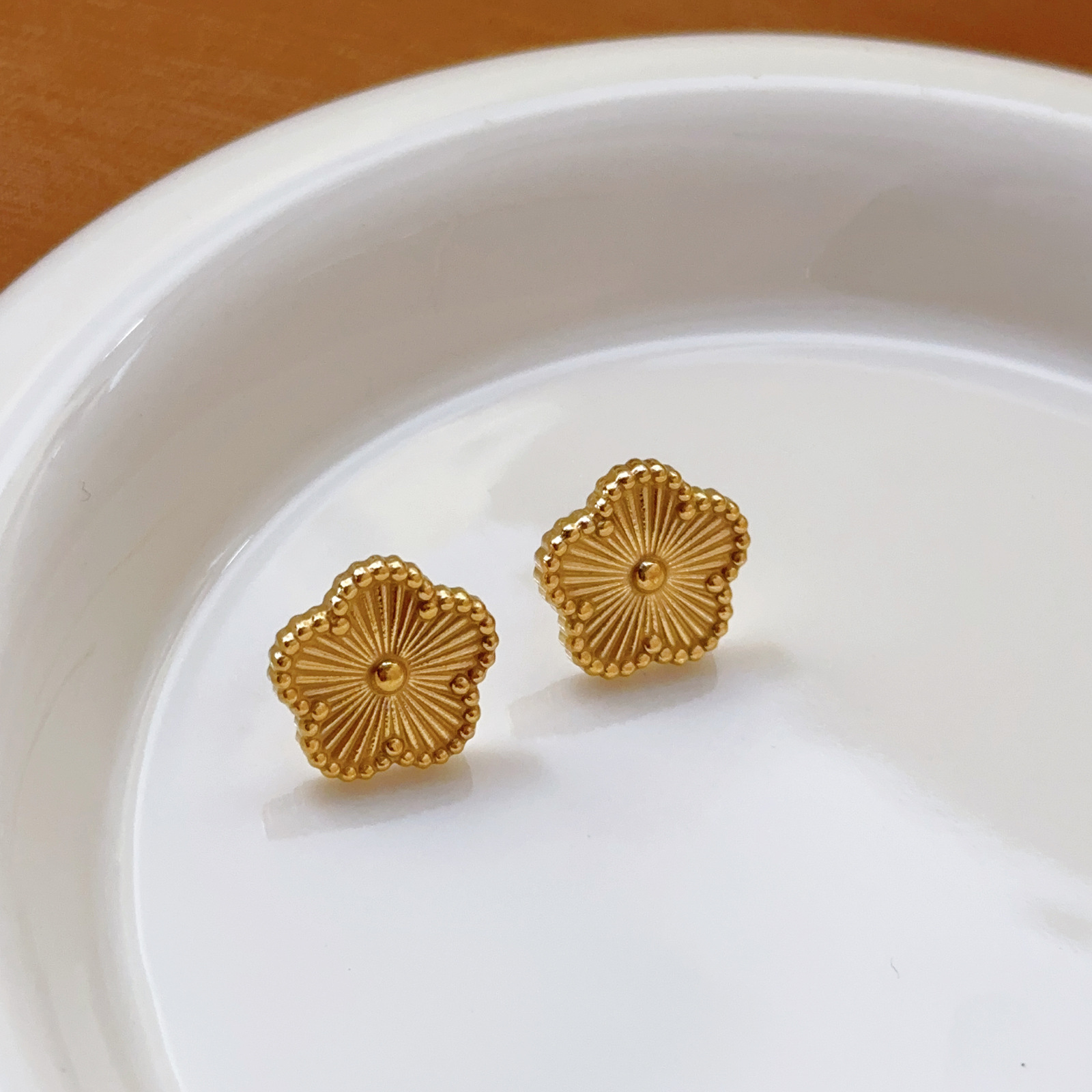 Exquisita moda de nicho Pendientes de flores de cinco hojas Pendientes de acero de titanio de 18 quilates Pendientes de pétalos femeninos ins