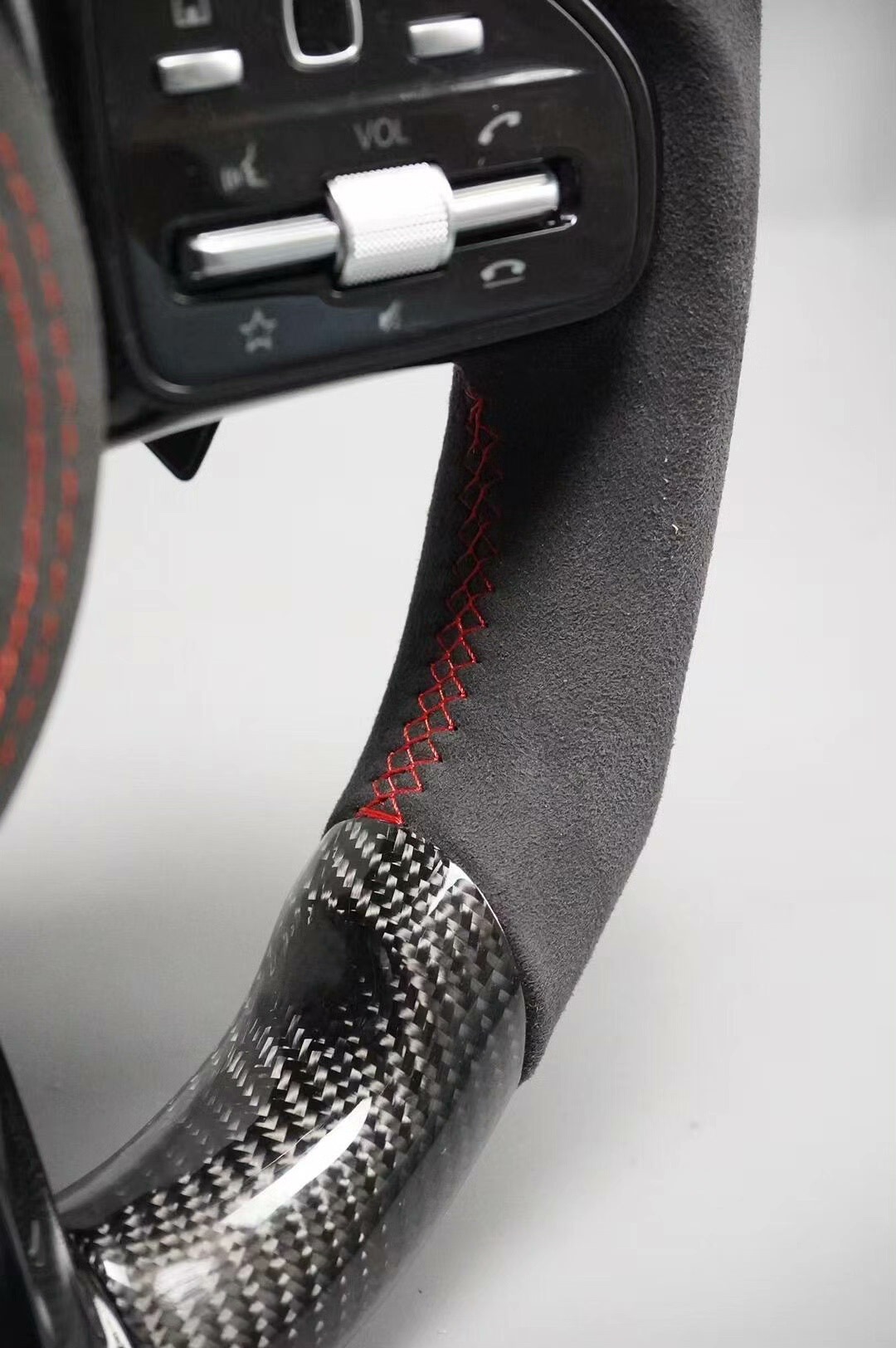 Suitable for Mercedes-Benz older models, this is a new AMG carbon fiber steering wheel with an alcantara suede finish, designed for the A-Class and E-Class models