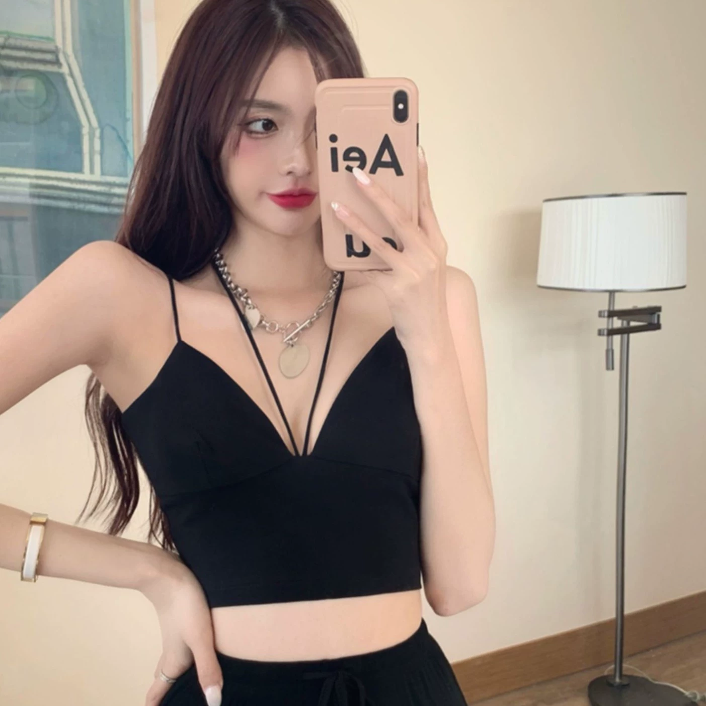 Сердце горячая девушка с оберткой груди и шеей