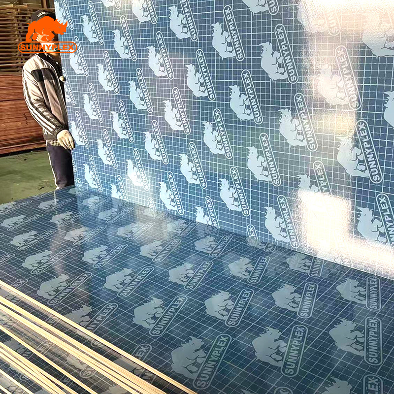 Contrachapado con revestimiento de película de plástico impermeable y contrachapado con revestimiento de poliéster para decoración de madera contrachapada resistente a altas temperaturas Tablero multicapa