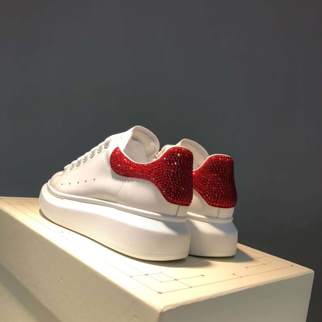 Versión superior de gama alta brillante diamante McQueen blanco zapatos de las mujeres flash diamante piel de vaca gruesa inferior aumento versátil deportes par zapatos casuales hombres