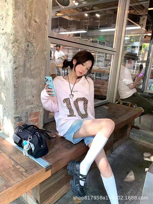 潮牌美式粉色V领球衣长袖t恤女春季2025新款oversize豹纹印花上衣|undefined