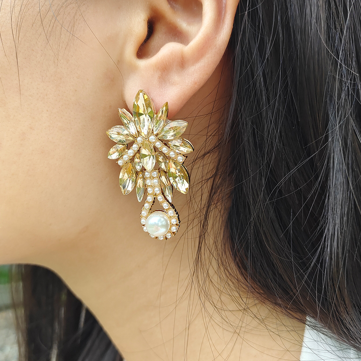Retro Flower Alloy Artificial Pearls Earrings display picture 1