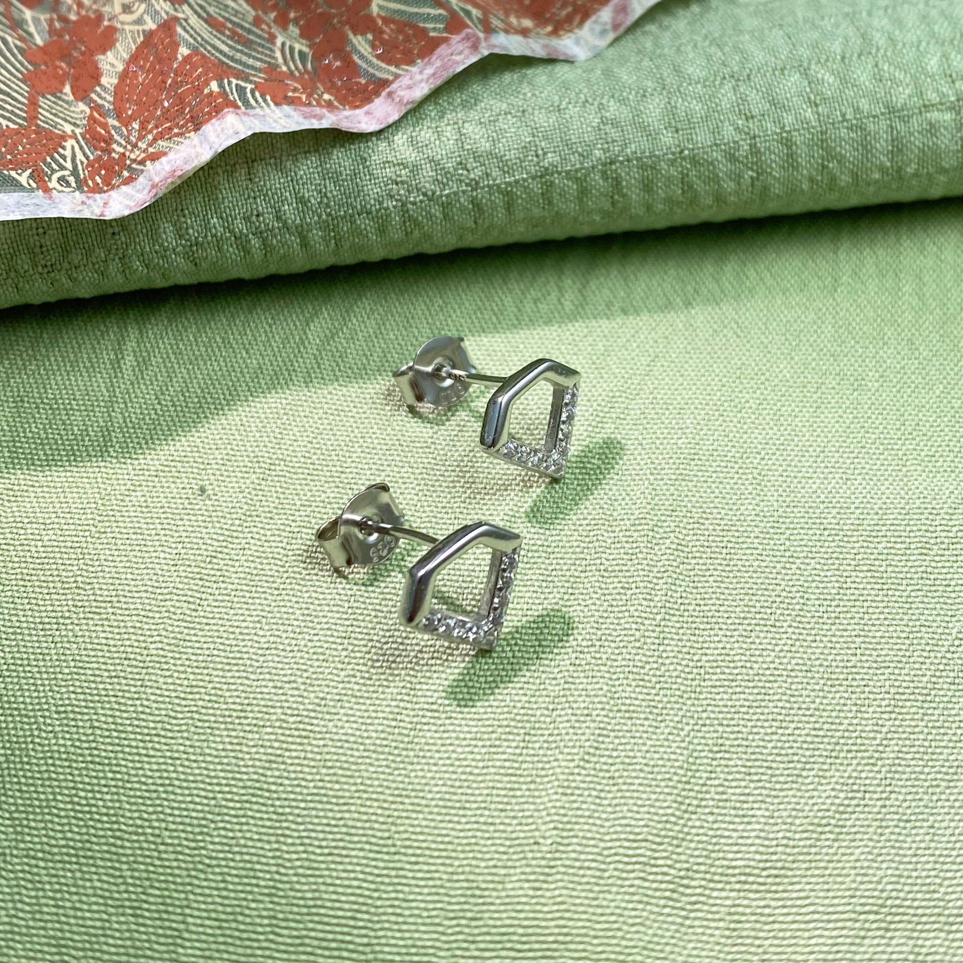 秋冬新款s925纯银钻石耳钉超人标志个性耳钉女潮流百搭高级感耳饰