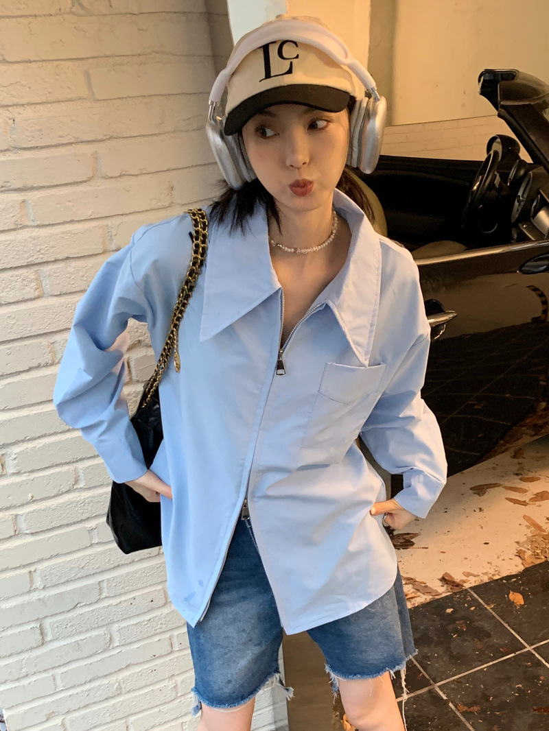 Chaqueta estilo Chanel blanca con doble cremallera, combinada con una nueva camiseta o camisa de verano para mujer, de corte holgado con cremallera.