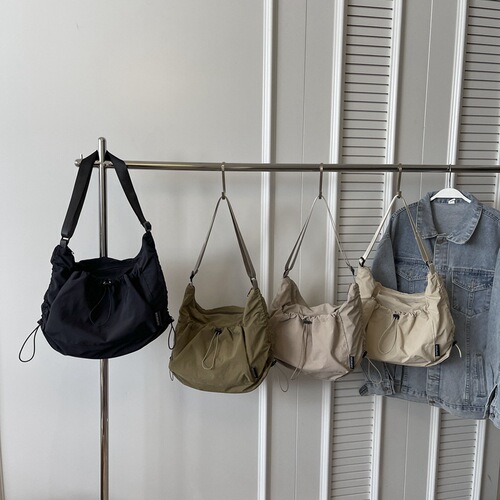 Japanese minimalist crossbody bag for women, fashionable large capacity dumpling bag, solid color versatile shoulder bag, suitable for college students and class use, trendy