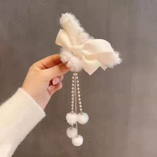 Белый бант с кисточками
