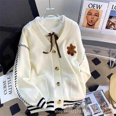 柔らかいモチモチの小香風ニットコート女装ショートセーターカーディガンは秋冬上着の少女感女装セーターを着ている