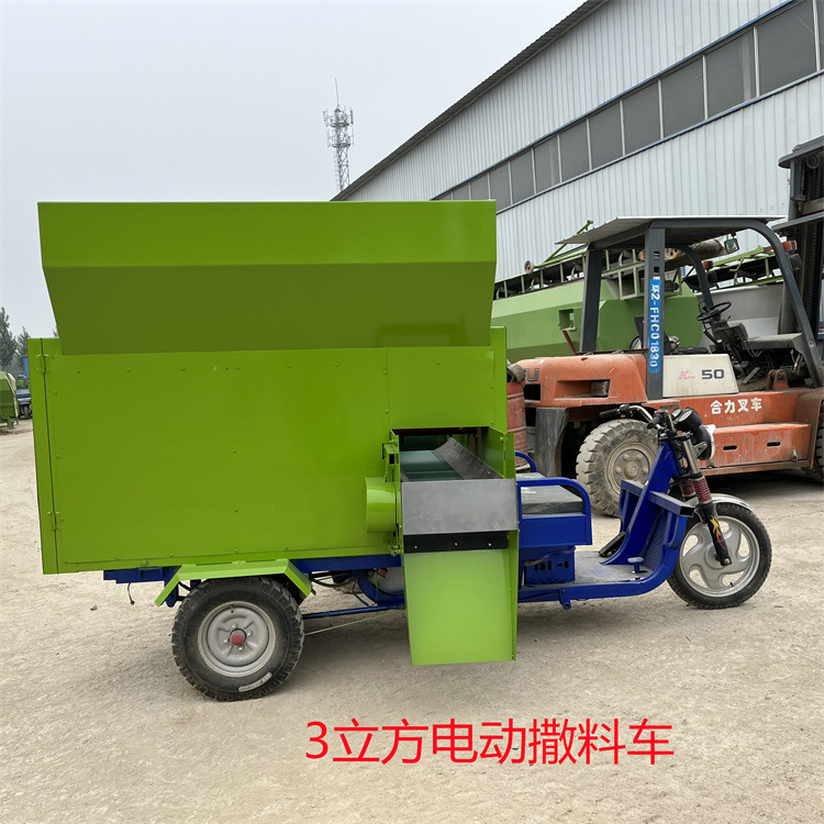 tmr搅拌撒料车5立方柴油饲料投料车喂牛喂羊草料撒料机