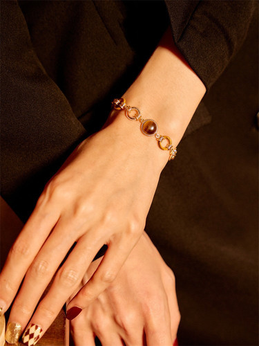 Original design lightweight luxury tiger's eye stone antique bracelet with a touch of vintage elegance, perfect for a refined and trendy workplace look, ideal for the modern professional.