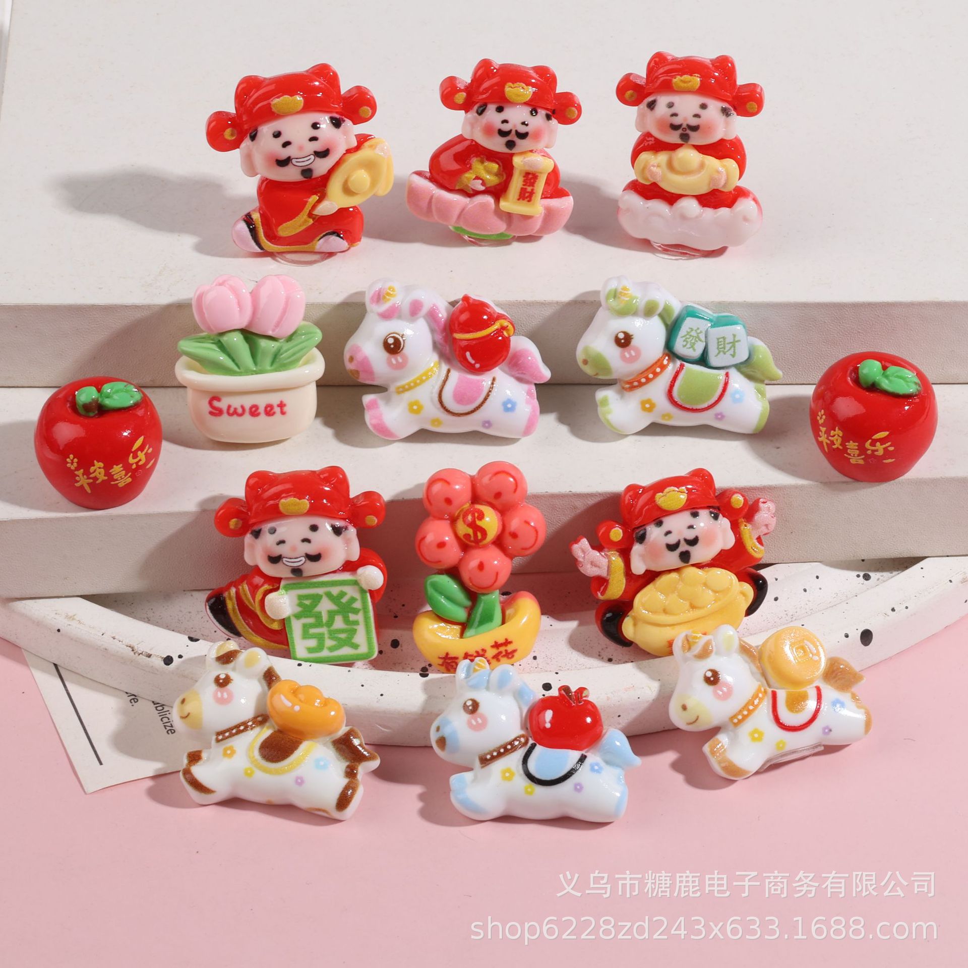 新年款小马财神车饰摆件亮面树脂配件奶油胶手机壳钥匙扣车饰材料