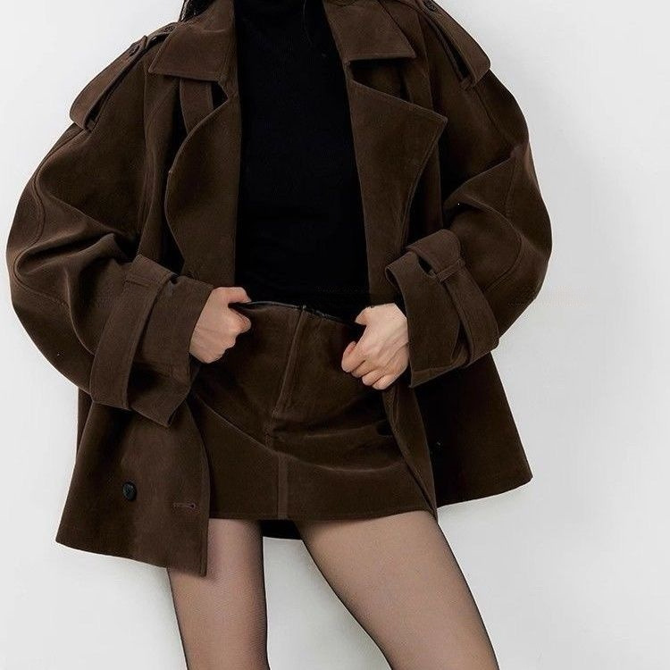 Suede suit, lapel trench coat, stylish jacket, suede coat, autumn/winter 2026, chocolate-colored jacket with beading