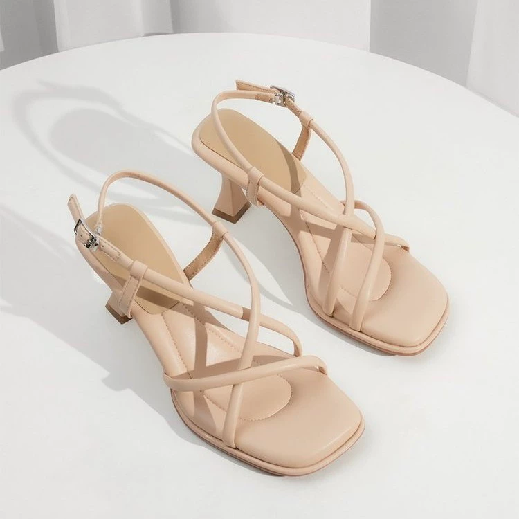 Французские кроссовки с квадратной головкой сандалии женские 2024 летние новые темпераментные высокие каблуки на диком каблуке римские туфли женские