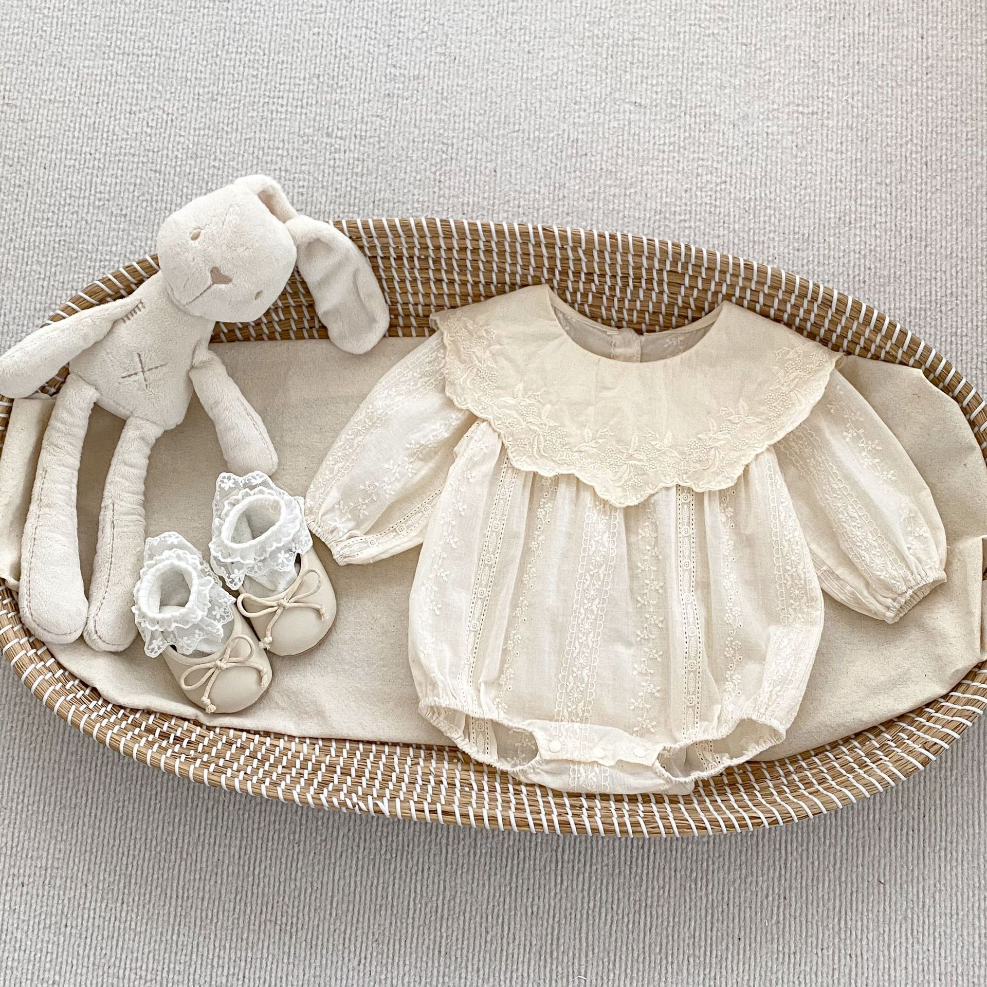 2024 primavera ropa de bebé estilo occidental flor bordada mameluco femenino bebé grande solapa manga larga vestido para Hermanas