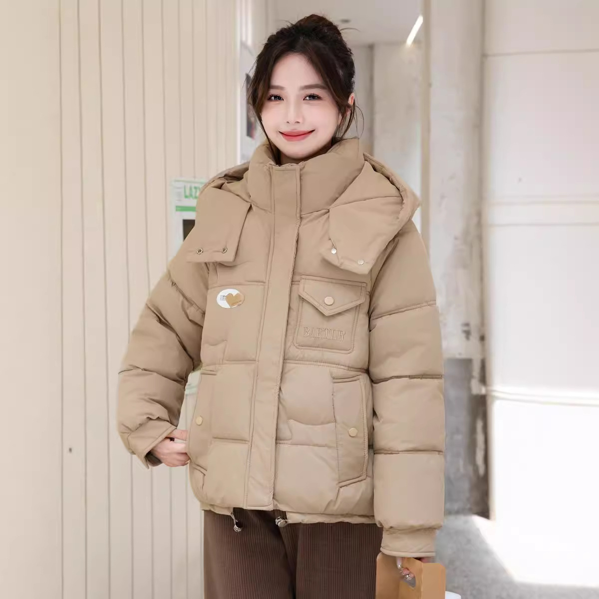 Chaqueta de algodón de pluma corta de mujeres otoño invierno 2024 nueva moda de algodón de moda abrigado chaqueta de algodón de pan pequeño